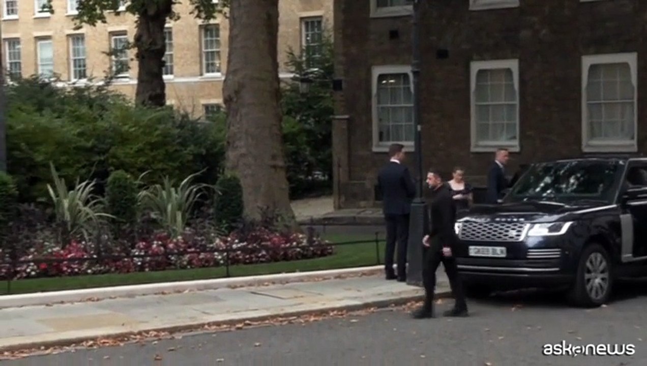 Zelensky a Londra, accolto calorosamente da Starmer a Downing Street