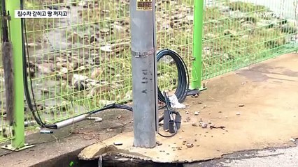 침수차에 고립된 모녀 유리창 깨 구조