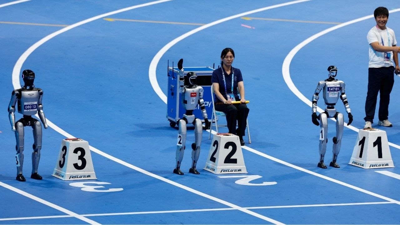 Çin'de robotlar yarıştı: Bazıları yere düştü, b...