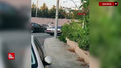 Sakarya'da kavga ettiği eşinin otomobiline defalarca çarpıp hurdaya çevirdi