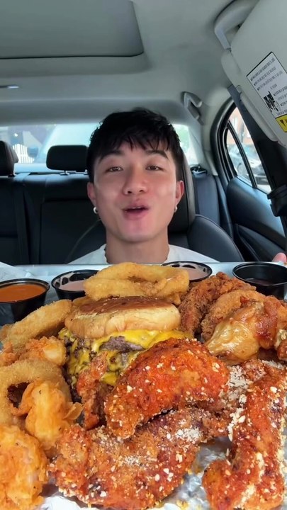 Follow for more ASMR videos🌮🍟 Credits: @dlameats #mukbang #asmr #fastfood #asmreating
