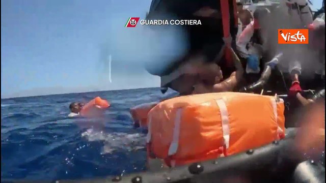 Naufragio a Lampedusa, le immagini dei soccorsi ai migranti