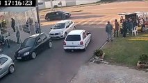 Ford Ka bate contra escavadeira durante retorno no meio da via
