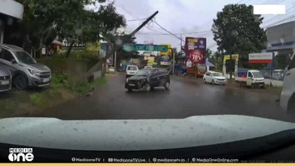 കാറിടിച്ച് ഇലക്ട്രിക്ക് പോസ്റ്റ് തകർന്നു വീണു; നിയന്ത്രണം വിട്ട കാർ മറ്റൊരു വാഹനത്തിലും ഇടിച്ചു