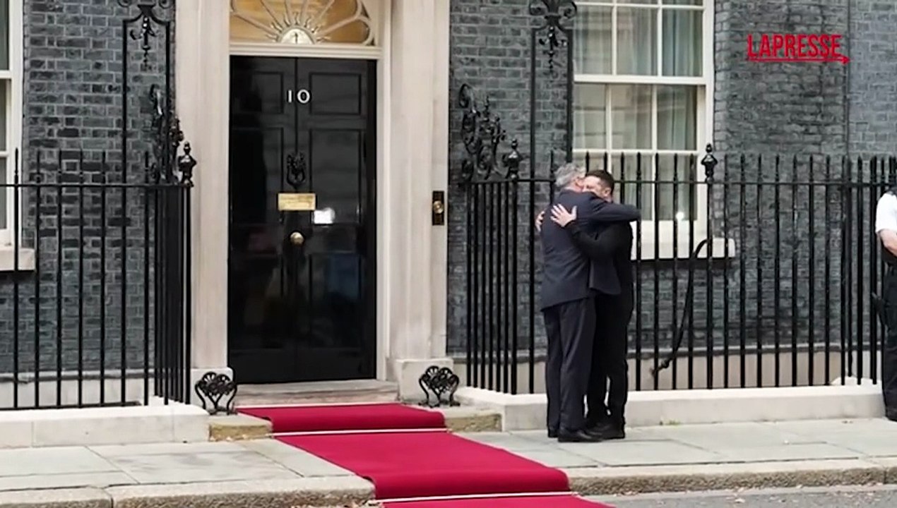 L'arrivo di Zelensky a Downing Street ricevuto da Starmer