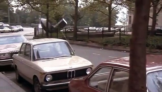 Gloria (1980) dirigida por John Cassavetes. Extracto corto: ¡TAXI!