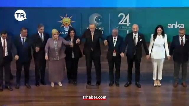 Artık 'Gerçek Belediyecilik' vizyonuyla hizmet verecekler: 9 Belediye Başkanı AK Parti'ye katıldı! Rozetlerini Erdoğan taktı!