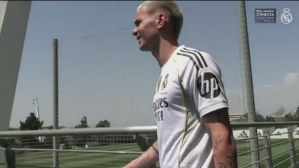 Mastantuono presume de dorsal: primeras imágenes con la camiseta del Real Madrid