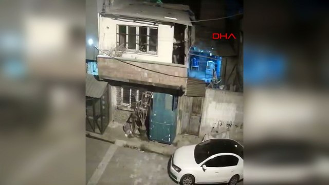 Adana'da balkondan balkona silahlı çatışma: Mahalle savaş alanına döndü