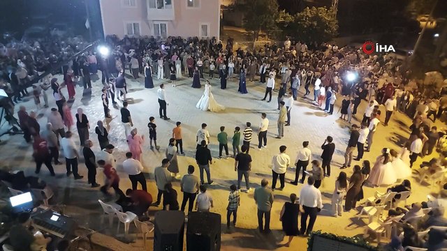 Köy meydanı halk oyunu sahnesine dönüştü Köylüler Zeybek ve Teke Zortlatması oynadı