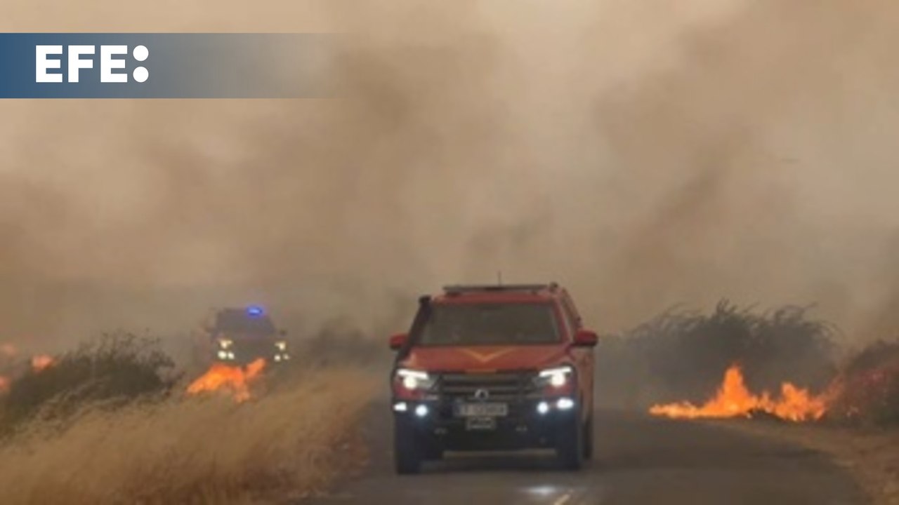 Tres muertos y miles de evacuados por los incendios forestales que continúan en España