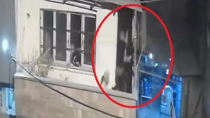 Husumetli komşular, balkonlardan çatıştı