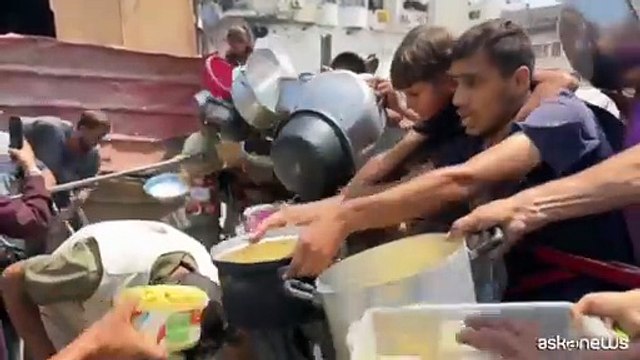 A Gaza ressa di palestinesi stremati per ricevere cibo e acqua