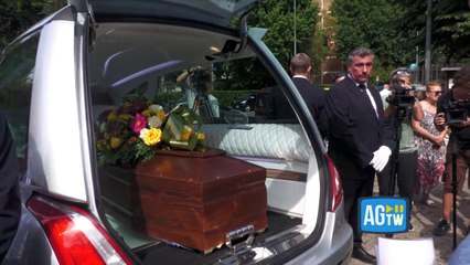 Funerali donna investita, l'uscita del feretro tra gli applausi dei presenti