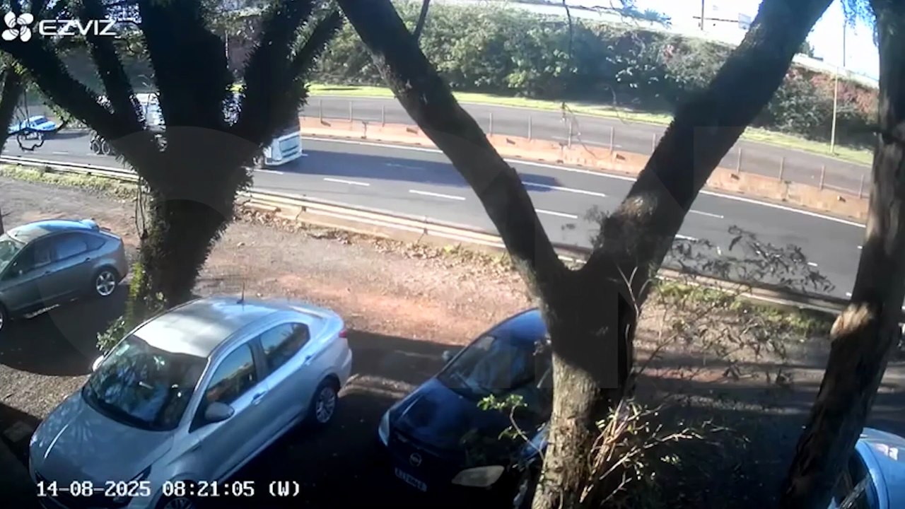 Veja momento em que Fiat Argo roubado em Cascavel capota na BR-277 durante perseguição policial