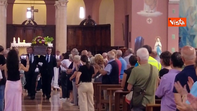 Funerali di Cecilia De Astis uccisa da dei minorenni, l'applauso all'uscita della bara dalla Chiesa