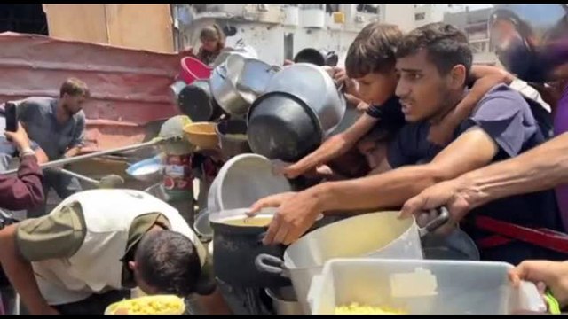 A Gaza ressa di palestinesi stremati per ricevere cibo e acqua