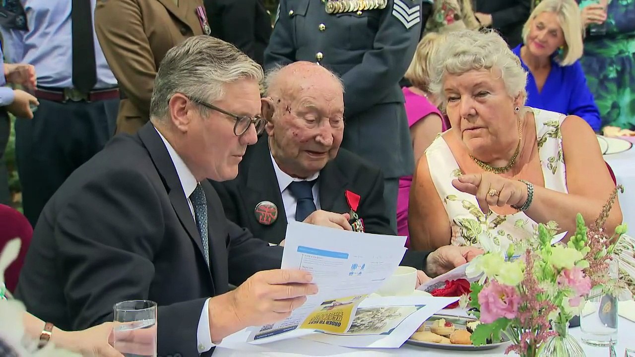 Keir Starmer meets veterans during VJ Day reception
