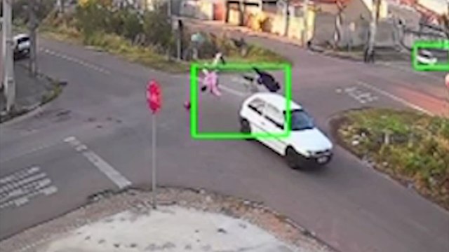 Imagens fortes: Pais e bebê de 11 meses voam após forte colisão com carro