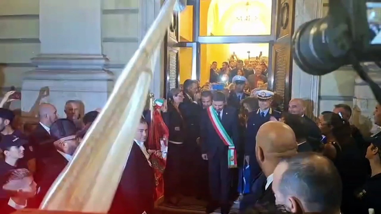 Faradda, applausi e cori per il sindaco Giuseppe Mascia che esce commosso da Palazzo di Citt?: "Emozione indescrivibile, a zent'anni"