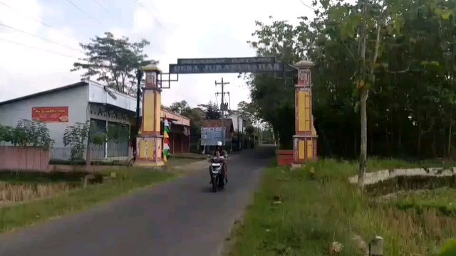 Kolaborasi Warga desa Jurangbahas, Wangon, Banyumas dengan GIR Reclycing Group Representatif Banyumas Raya lakukan aksi bersih desa dengan cara pungut sampah.