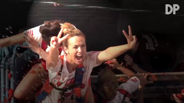 Why do 20,000 people throw tomatoes?And why 160 tons of tomatoes are dumped on the streets of Spain?