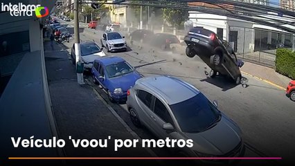 Caminhonete capota e atinge 10 veículos na Zona Norte de São Paulo