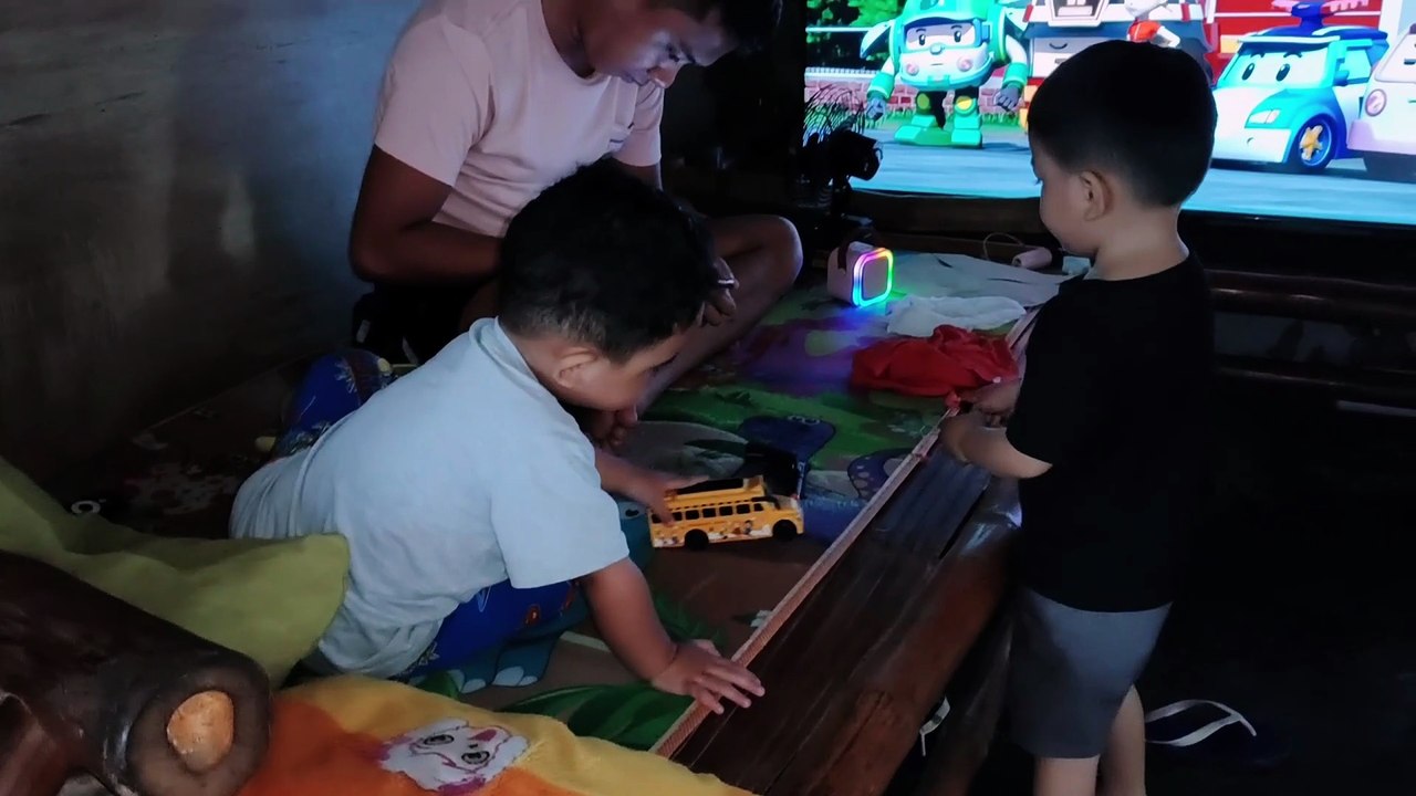 Nanan-aw Ug TV Silang Rg, Isaiah Ug Grey