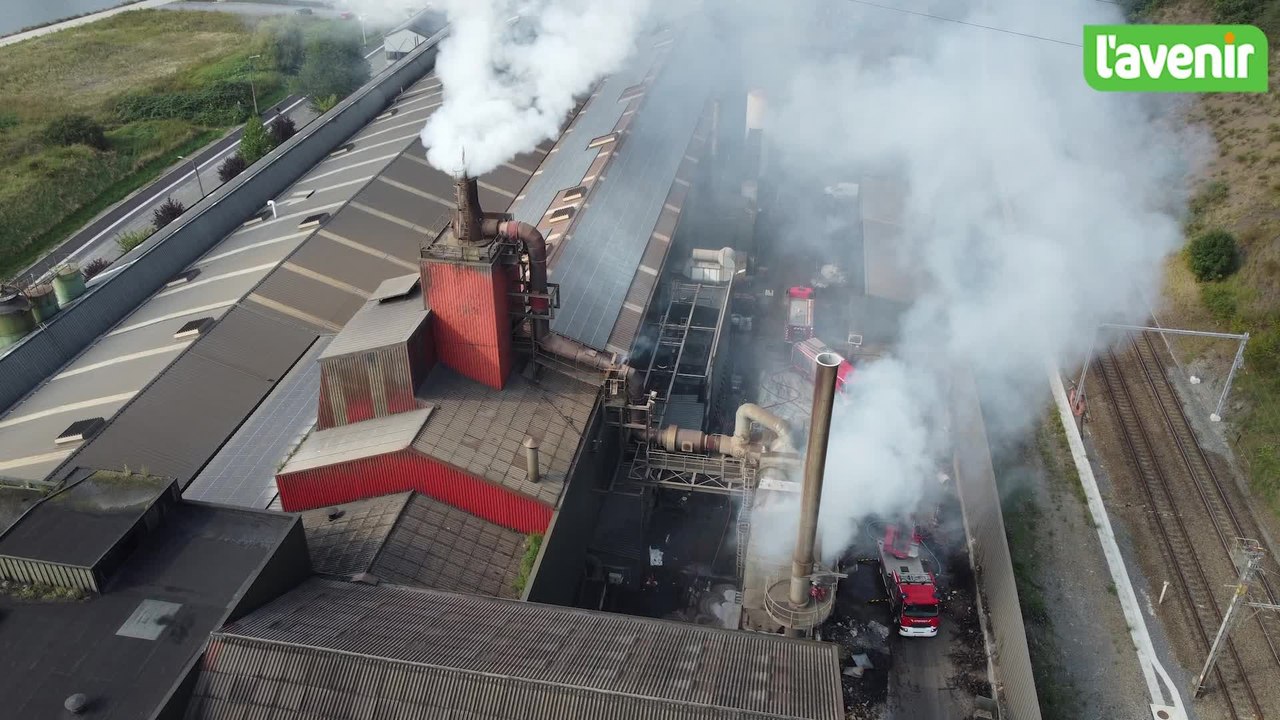 Incendie aux ateliers Fondatel Lecomte à Andenne, où un important incendie mobilise de gros renforts de pompiers.