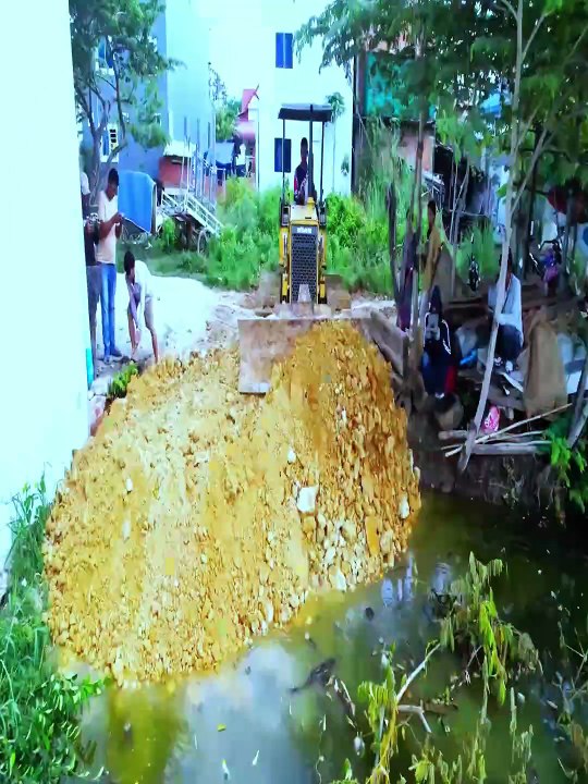 Dual-Threat Bulldozer! Komatsu D58P Simultaneously Pushes Soil & Clears Forest for Roads