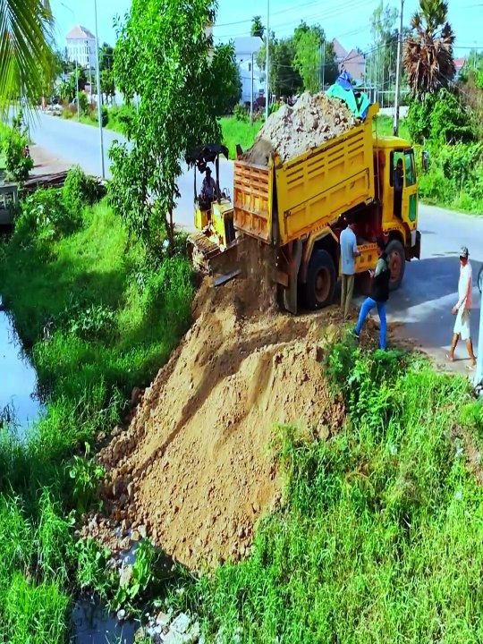 Exciting Action! Komatsu Bulldozer Filling Deep Hole with Soil & Mini Dumpers