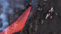 Lingua di fuoco dall'Etna, i turisti si avvicinano pericolosamente per lo scatto migliore