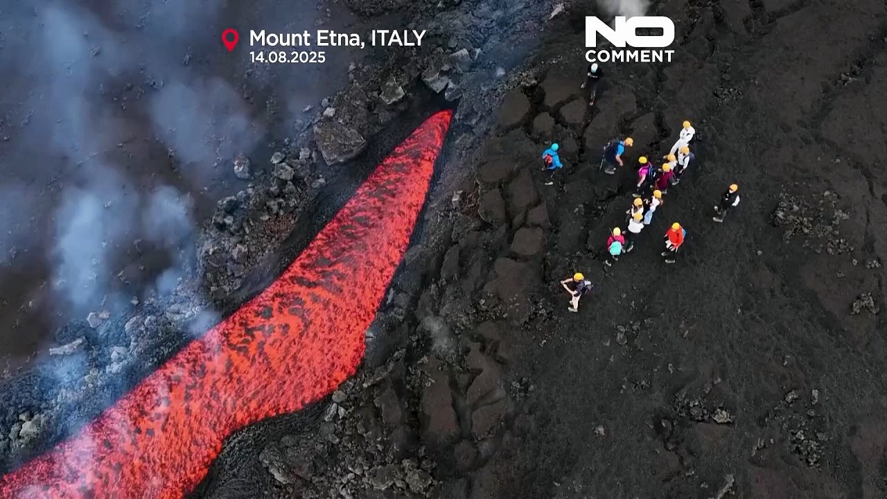 En images, une nouvelle éruption du mont Etna projette de la lave sur les pentes