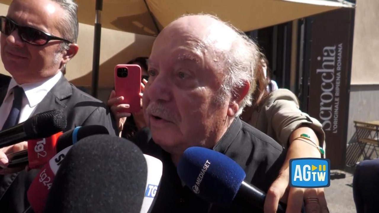 Lino Banfi alla camera ardente di Baudo: «Dopo la scomparsa di Berlusconi e Bergoglio, con Pippo dicevamo ‘ci siamo noi adesso’»