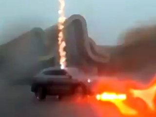 Schreckmoment: Blitz schlägt in Auto ein