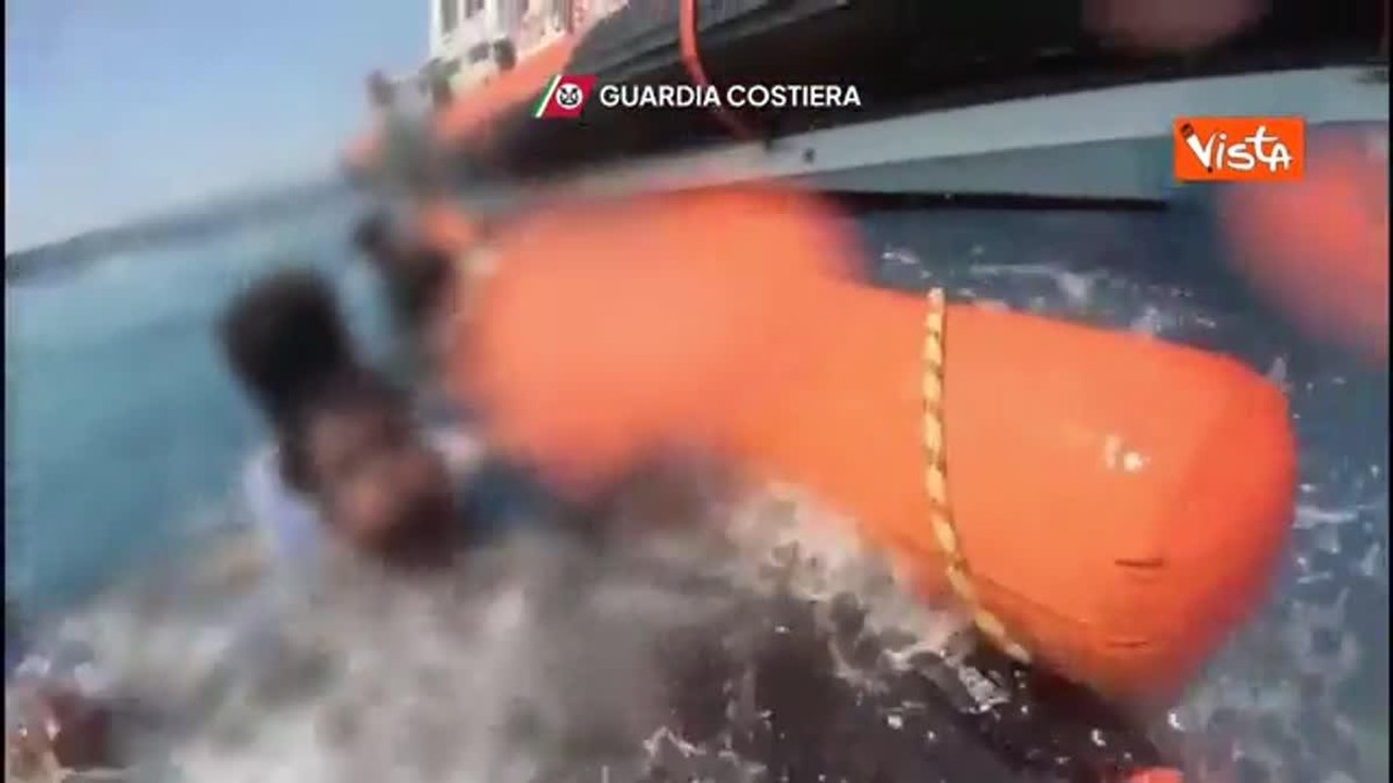 Naufragio a Lampedusa, le immagini dei soccorsi ai migranti