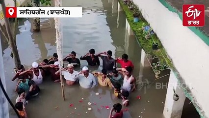 ਪਾਣੀ 'ਚ ਡੁੱਬੇ ਲੋਕਾਂ ਨੇ ਚੜ੍ਹਾਇਆ ਝੰਡਾ, ਹੜ੍ਹ ਵਿਚਕਾਰ ਮਨਾਇਆ ਜਸ਼ਨ ਏ ਆਜ਼ਾਦੀ