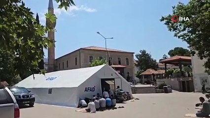 Sındırgı’da cuma namazı çadırlarda kılındı