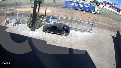 Câmeras mostram Fiat Mobi invadindo a contramão antes de forte acidente na BR-277