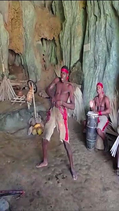 FUEGO y TAMBORES en una CUEVA de Cuba: El Show del Palenque en Viñales