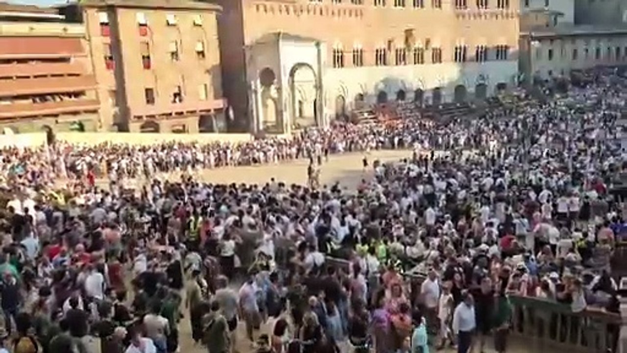 Siena, piazza del Campo strapiena per le prove di Ferragosto del Palio