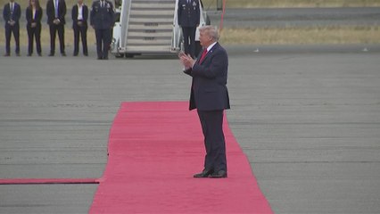 TRUMP CLAPS AS PUTIN FLASHES THUMBS UP IN DRAMATIC FIRST U.S. MEETING