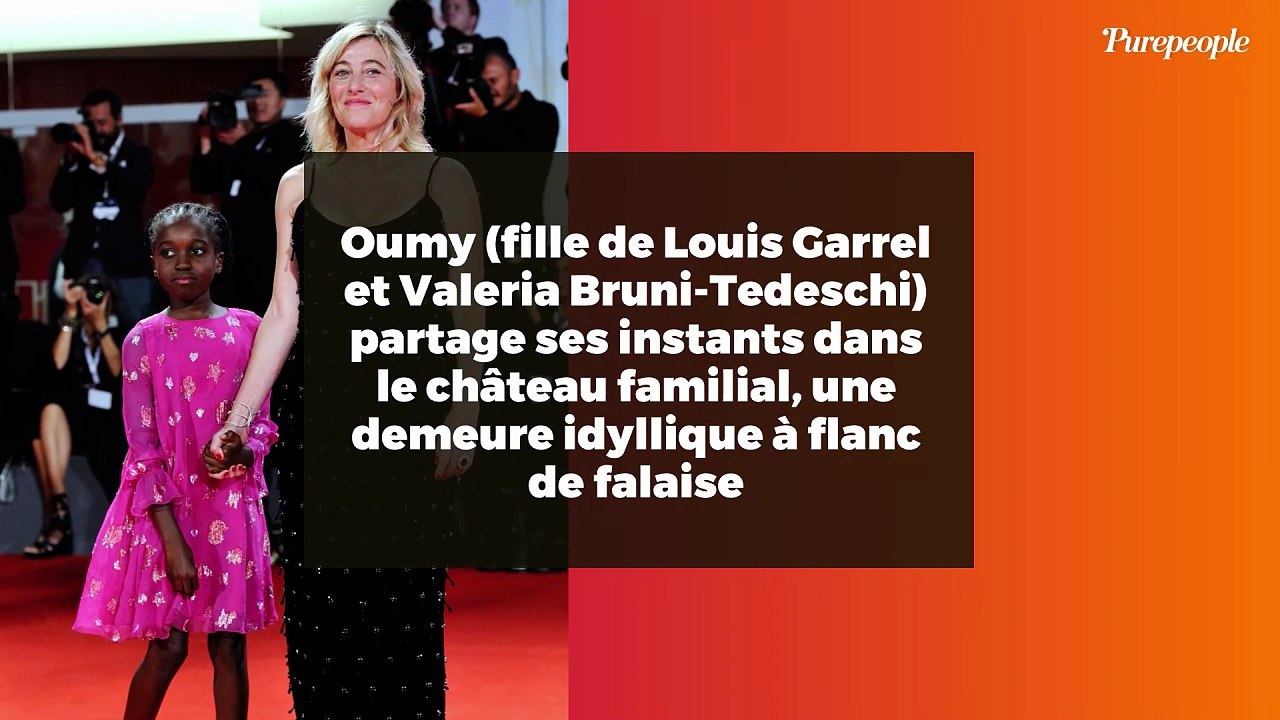 Oumy (fille de Louis Garrel et Valeria Bruni-Tedeschi) partage ses instants dans le château familial, une demeure idyllique à flanc de falaise