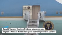 Donald Trump y Vladimir Putin se saludan en Alaska