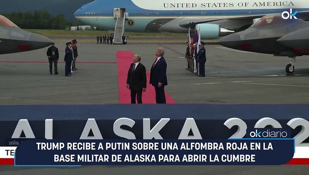 Trump recibe a Putin sobre una alfombra roja en la base militar de Alaska para abrir la cumbre