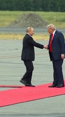 DONALD TRUMP y VLADIMIR PUTIN se saludan en ALASKA