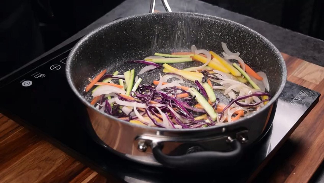 Rollitos de masa filo rellenos de tartar de atún
