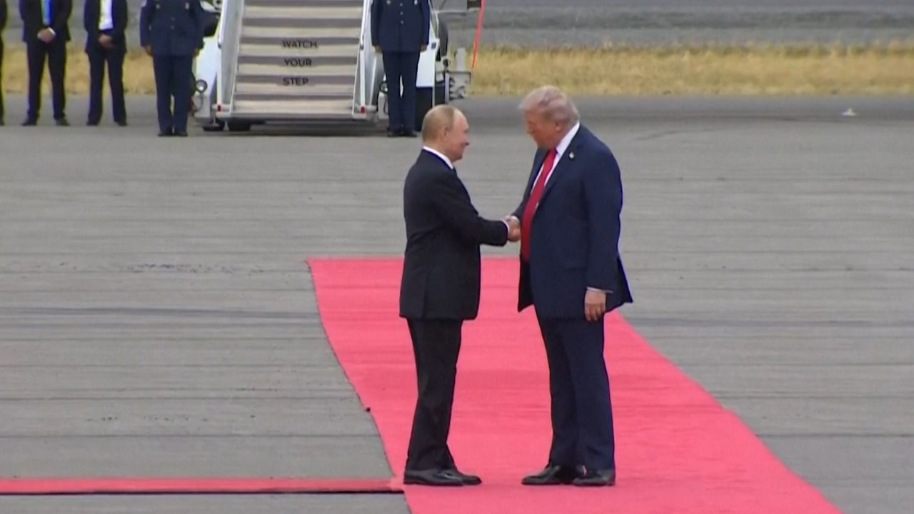 La poignée de main entre Donald Trump et Vladimir Poutine lors de leur rencontre en Alaska