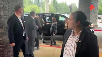 El canciller ruso Lavrov llega a la cumbre de Alaska con una camiseta con el lema de la URSS