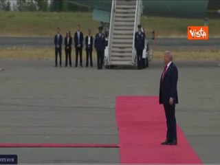 Trump applaude Putin al suo arrivo ad Anchorage, poi la stretta di mano